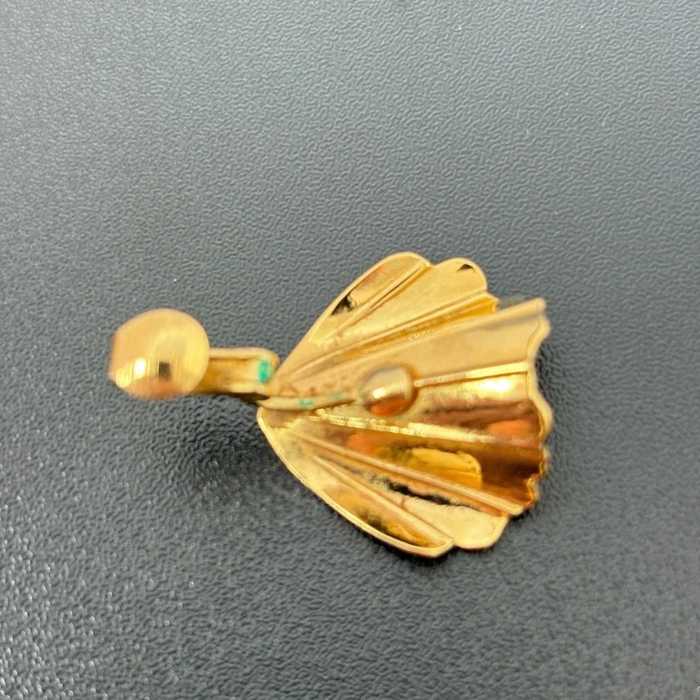 Trifari Women Clip On Earrings OS Gold Shell Vintage‎ Ribbed Scalloped 9404